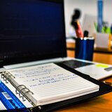 Δημόσιοι υπάλληλοι θα φιλοξενούνται σε ξενοδοχεία και Airbnb