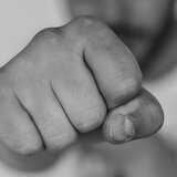 Χτύπησε τον παππού του, του πέταξε πέτρα και τον έστειλε στην εντατική!