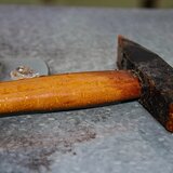 Την χτύπησαν στο κεφάλι με σφυρί - Στο νοσοκομείο μια γυναίκα