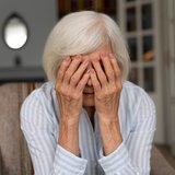 Πέταξε από το μπαλκόνι 6.000 ευρώ για να σώσει τον γιο της!