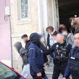 Ξέσπασε το πλήθος έξω από τα δικαστήρια, παραιτήθηκε ο δικηγόρος υπεράσπισης - Σοκάρουν βίντεο στο κινητό του 44χρονου