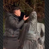 Σάλος με νεαρό που έφτυσε και έβριζε ανδριάντα ήρωα της Ελληνικής Επανάστασης