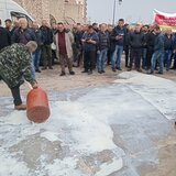 Αποφασισμένοι να φτάσουν στα άκρα οι Κρητικοί - Έριξαν γάλα στην Αποκεντρωμένη Διοίκηση, σύσκεψη στην Περιφέρεια 