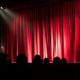 Κύμα αντιδράσεων για κωμική παράσταση στην οποία συμμετέχουν 17 άνδρες - Τι έχει συμβεί