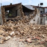 Σεισμόπληκτη, πολύτεκνη μητέρα έχασε το σπίτι της σε πλειστηριασμό