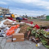 Εδώ και δύο μήνες συσωρρεύονται σκουπίδια στην οδό Κουνάβων στα Δειλινά