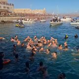 Θεοφάνια: Με ήλιο ο αγιασμός των υδάτων στο Ηράκλειο - Ποιος έπιασε πρώτος τον Σταυρό