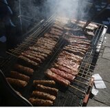 Τσικνοπέμπτη στο μπαλκόνι: Επιτρέπεται η ψησταριά ή σε περιμένει πρόστιμο;