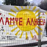 Τα παιδικά χεράκια ζωγραφίζουν για τα Τέμπη