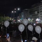  Σύνταγμα: 57 λευκά μπαλόνια στον ουρανό για τις ψυχές που χάθηκαν στα Τέμπη