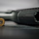 Πυροβόλησε την αδερφή του ενώ περιεργαζόταν το όπλο!