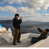 Στην Σαντορίνη η γη σείεται αλλά ο Σουζούκι βγάζει χαμογελαστός σέλφι 