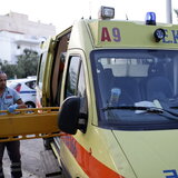 Μηχανάκι συγκρούστηκε με τρίκυκλο σε κεντρική λεωφόρο: Επιχείρηση απεγκλωβισμού από την Πυροσβεστική