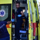 Τμήμα γυάλινου μπαλκονιού έπεσε... πάνω σε πεζό! Ο 49χρονος νοσηλεύεται στην ΜΕΘ