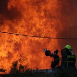 ΒΙ.ΠΕ.Η: Η πύρινη "κόλαση" στο εργοστάσιο ξυλείας μέσα από βίντεο και φωτογραφίες