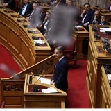 Πέταξαν τρικάκια στη Βουλή κατά την έναρξη της ομιλίας του Κ. Μητσοτάκη