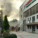 "Κόλαση" φωτιάς στη ΒΙΠΕΗ: Καταβρέχουν και γειτονικές επιχειρήσεις - Βίντεο