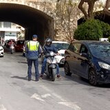 Η Τροχαία σταματούσε τους οδηγούς για συμβουλές και ... δώρο!