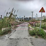 Έκοψαν τις κορδέλες απαγόρευσης και κυκλοφορούν από την επικίνδυνη γέφυρα!