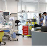 Σε σοβαρή αλλά σταθερή κατάσταση στη ΜΕΘ Αγ. Νικολάου η 22χρονη με μηνιγγίτιδα - Στα Χανιά η αδελφή της 