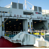 Βλάβη σε πλοίο "κρατάει" μέσα, ΙΧ και φορτηγά