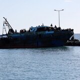 Υπό συνθήκες καύσωνα …υγειονομική βόμβα οι περίπου 140 μετανάστες στο λιμάνι Ηρακλείου!