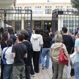 Πανελλαδικές εξετάσεις: Αγωνία μέσα και έξω από τα εξεταστικά κέντρα - Φωτογραφίες