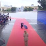 Αλβανία: Ο Έντι Ράμα γονάτισε για να υποδεχθεί τη Μελόνι!