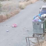 Γεμάτοι σκουπίδια οι κάδοι τόσες μέρες...