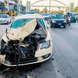 Τροχαίο στην Ποσειδώνος: Νεκρή δημοτική υπάλληλος - Ταξί πήγε να κάνει προσπέραση και καρφώθηκε σε απορριμματοφόρο