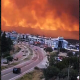 Καίγεται η Σμύρνη, βρέχει στάχτη στην Πάτμο