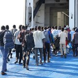 Με αρματαγωγό του Πολεμικού Ναυτικού φεύγουν από την Κρήτη εκατοντάδες μετανάστες