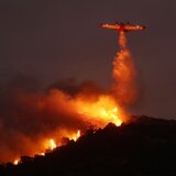 Κόλαση: Ανεξέλεγκτη η φωτιά στην Κερατέα με ένα νεκρό και καμένα σπίτια