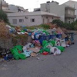 «Έμφραγμα» στην καθαριότητα: Έλλειψη οδηγών και βλάβη στην πρέσα «φρενάρουν» την αποκομιδή