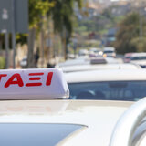 Μητέρα καταγγέλλει: Ο ταξιτζής μάς κατέβασε από το ταξί, για να πάρει "κούρσα" τουρίστες!