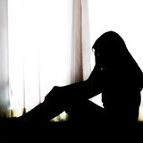 Ο μπαμπάς έδειρε τη μαμά και η 15χρονη έντρομη κάλεσε μέσα στη νύχτα στο Χαμόγελο του Παιδιού