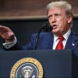 Ο Τραμπ εξετάζει στρατιωτικό «χτύπημα» στο Ιράν