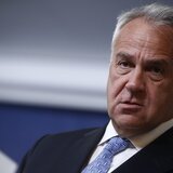 Πέταξαν αυγά στον Μάκη Βορίδη και την οικογένεια του σε εστιατόριο του Ηρακλείου!