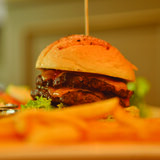 Σε κρίσιμη κατάσταση 22χρονος που κατάπιε αμάσητο burger λόγω challenge 