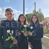 Λευκά λουλούδια και δάκρυα για τον Ραφαήλ από συμμαθητές και φίλους του