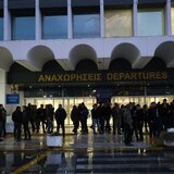 Ηράκλειο: Αγροτικός "κλοιός" στο αεροδρόμιο, στον απόηχο των χθεσινών επεισοδίων με χημικά και πετροπόλεμο