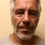 Τζέφρι Έπσταϊν: Δεν κρεμάστηκε αλλά στραγγαλίστηκε – Τι υποστηρίζει γιατρός που παρέστη στη νεκροψία του χρηματιστή