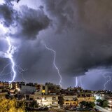 Η νύχτα έγινε μέρα στο Ηράκλειο – Θεαματικοί κεραυνοί από την κακοκαιρία "Byron"