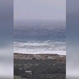 Σάρωσαν τα πάντα οι θυελλώδεις άνεμοι – Η θάλασσα βγήκε στη στεριά στη Δέρματο