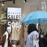 Ηράκλειο: Υπό βροχή η πρεμιέρα των χειμερινών εκπτώσεων - Φωτογραφίες