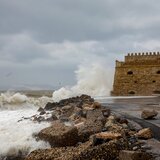 Θυελλώδεις νοτιάδες "σαρώνουν" την Κρήτη - Ισχυρές βροχές και καταιγίδες εκδηλώνονται στο νησί