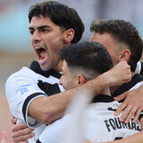 Και μετά τις σφαλιάρες ήλθε η αντίδραση και οι... τρεις φάπες!