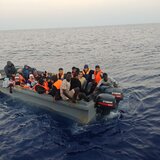 Πολύνεκρη τραγωδία νότια των Καλών Λιμένων: ανατράπηκε η βάρκα όταν προσέγγισε παραπλέον πλοίο για βοήθεια 