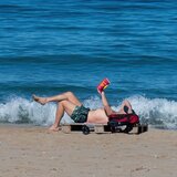 Βουτιές στη θάλασσα και ηλιοθεραπεία… στο αποκριάτικο Ρέθυμνο!