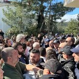 Άδωνις Γεωργιάδης: Ένταση κατά την επίσκεψη του υπουργού Υγείας στο νοσοκομείο Μυτιλήνης 